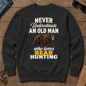 Never Underestimate An Old Man Who Loves Bear Hunting Retro - black - CS2D-Black