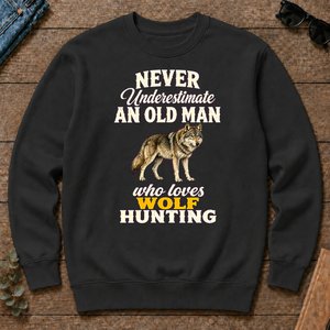 Never Underestimate An Old Man Who Loves Wolf Hunting Retro - black - CS2D-Black