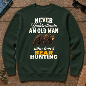 Never Underestimate An Old Man Who Loves Bear Hunting Retro - forest-green - CS2D-ForestGreen