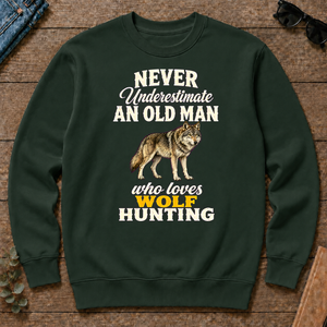 Never Underestimate An Old Man Who Loves Wolf Hunting Retro - forest-green - CS2D-ForestGreen