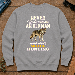 Never Underestimate An Old Man Who Loves Wolf Hunting Retro - sport-grey - CS2D-SportGrey