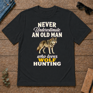 Never Underestimate An Old Man Who Loves Wolf Hunting Retro - black - TS2D-Black
