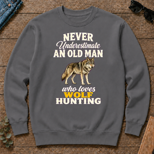 Never Underestimate An Old Man Who Loves Wolf Hunting Retro - charcoal - CS2D-Charcoal