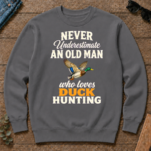 Never Underestimate An Old Man Who Loves Duck Hunting Retro - charcoal - CS2D-Charcoal
