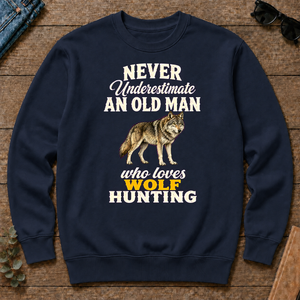 Never Underestimate An Old Man Who Loves Wolf Hunting Retro - navy - CS2D-Navy