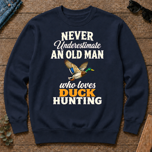 Never Underestimate An Old Man Who Loves Duck Hunting Retro - navy - CS2D-Navy