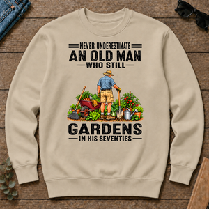 An Old Man Still Gardens In His 70s - sand - CS2D-Sand