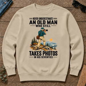 An Old Man Still Takes Photos In His 70s - sand - CS2D-Sand