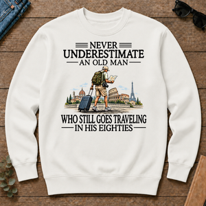 Never Underestimate An Old Man Traveling 80s - white - CS2D-White